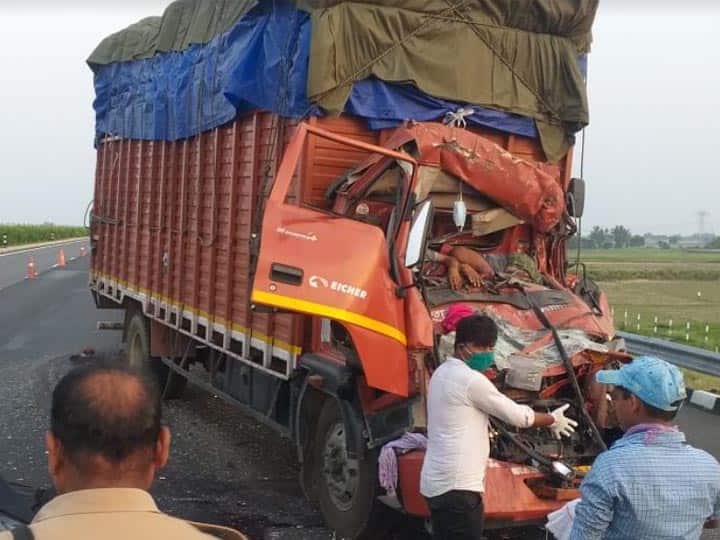 Truck rams into bus on Agra Lucknow Expressway five killed ANN यूपी: आगरा-लखनऊ एक्सप्रेसवे पर खड़ी बस में ट्रक ने मारी जोरदार टक्कर, 5 लोगों की मौत