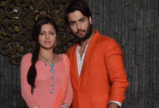 दृष्टि धामी और विवियन डीसेना - दोनों ने हिट शो मधुबाला में साथ काम किया था. इनकी जोड़ी लोगों को खूब भाई भी. लेकिन जो कैमिस्ट्री दोनों की ऑनस्क्रीन नजर आई वैसी ऑफ स्क्रीन नहीं थी. दोनों न ज्यादा बात करते थे ना ही इनकी कभी कोई ट्यूनिंग दिखी. (फोटो - सोशल मीडिया)