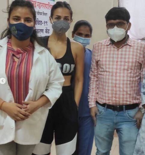 Actress posing with the medical staff after getting vaccinated.[pic credit: Instagram/ Malaika Arora]
