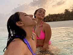 ब्वॉयफ्रेंड ही नहीं गर्ल गैंग के साथ भी खूब इन्जॉय करती हैं Alia Bhatt, वेकेशन इन्जॉय करती पिंक बिकिनी में आईं नजर