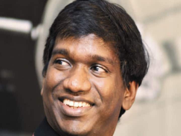 டி. வி. கோபாலகிருஷ்ணன் மற்றும் மலையாள இசையமைப்பாளர் வி. தட்சிணாமூர்த்தி ஆகியோரிடமிருந்து கர்நாடக இசையிலும் பயிற்சி பெற்றார்.