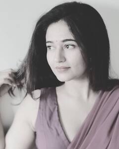 Actress Poonam Bajwa: கெஞ்சும் என்னை மிஞ்சலாமா... ரோஸ் புடவையில் பூனம் பஜ்வா...!