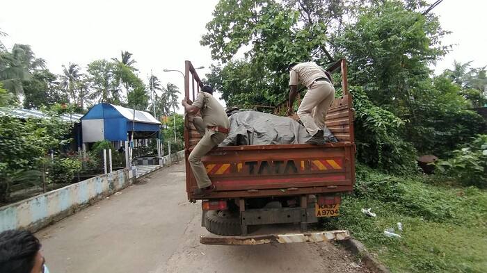 পুলিশ সূত্রে জানা গিয়েছে, আজ ডানকুনি সাঁতরাপাড়ায় একটি লরি আটক করা হয়। সেই লরিতে ছিল প্রায় ৬ টন চন্দন কাঠ।
