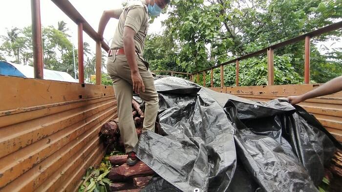 প্রাথমিকভাবে পুলিশ জানতে পেরেছে, লরিটি কর্ণাটক থেকে আসছিল। চন্দননগরের পুলিশ কমিশনার অর্ণব ঘোষ বলেছেন ,ডানকুনি দিল্লী রোডের পাশে একটি গোডাউনে লরি থেকে চন্দন কাঠ নামানো হচ্ছিল। ডানকুনি থানা খবর পেয়ে সেখানে হানা দেয়।