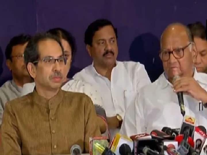 उनकी यह मुलाकात राज्य विधानसभा के दो दिवसीय सत्र से पहले हुई है, जो पांच जुलाई से होने वाला है. शिवसेना ने मंगलवार को पार्टी के विधायकों को एक व्हिप जारी कर दो दिनों के पूरे सत्र में शामिल होने को कहा. उल्लेखनीय है कि मराठा कोटा और अन्य पिछड़ा वर्ग को आरक्षण जैसे मुद्दों पर गठबंधन के साझेदार दलों के बीच सहमति नहीं है.