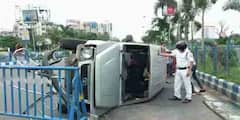 লেকটাউনের শ্রীভূমির কাছে ডিভাইডারে ধাক্কা মেরে উল্টে গেল গাড়ি