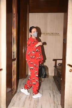 गर्लगैंग के साथ Manish Malhotra के घर डिनर करने पहुंचीं थीं Kareena Kapoor, सामने आई हैं ये Inside तस्वीरें