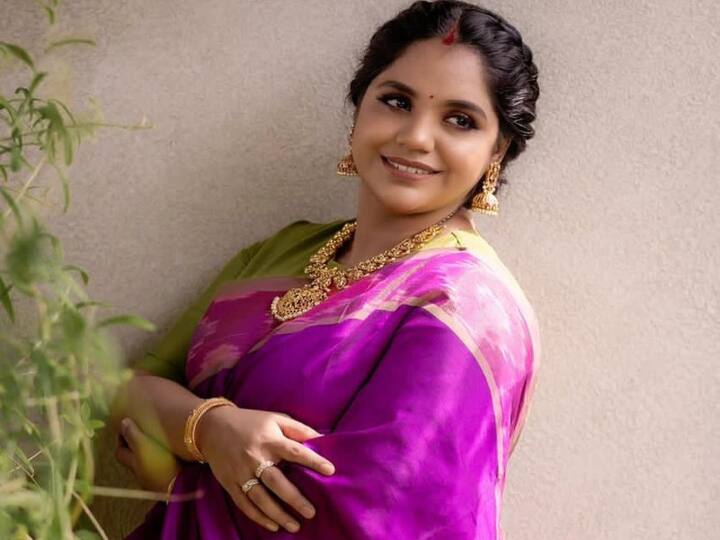 5 வயதில் தனது பெற்றோருடன் நேரடி பஜன் நிகழ்ச்சியைக் கேட்டதன்  மூலம் இசையில் அதிகம் ஈடுபாடு வந்ததாம்