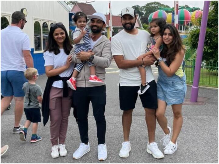 भारतीय क्रिकेट टीम को चार अगस्त से इंग्लैंड के खिलाफ पांच मैचों की टेस्ट सीरीज़ खेलनी है. अभी इस सीरीज़ को शुरू होने में एक महीने से भी ज्यादा का वक्त बाकी है. ऐसे में टीम इंडिया यूके में अपना समय बिता रही है. सभी खिलाड़ी अपने परिवार के साथ इंग्लैंड में घूम रहे हैं. इस बीच रोहित शर्मा और अजिंक्य रहाणे अपने-अपने परिवार को लेकर शहर घूमने निकले.