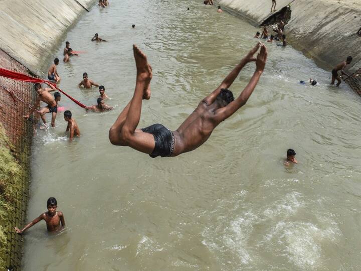 दिल्लीवासियों को बुधवार को लू के जबरदस्त थपेड़ों का सामना करना पड़ा और तापमान 43.5 डिग्री सेल्सियस तक पहुंच गया जो इस साल अब तक का सबसे अधिक तापमान है. भारत मौसम विज्ञान विभाग ने यह जानकारी देते हुए कहा कि यहां मानसून आने में कम से कम एक सप्ताह और लगेगा.