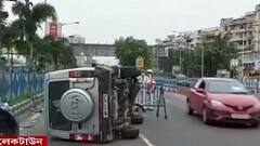 Road Accident: লেকটাউনে ডিভাইডারে ধাক্কা মেরে উল্টে গেল গাড়ি, পলাতক ৪ আরোহী, আটক ১