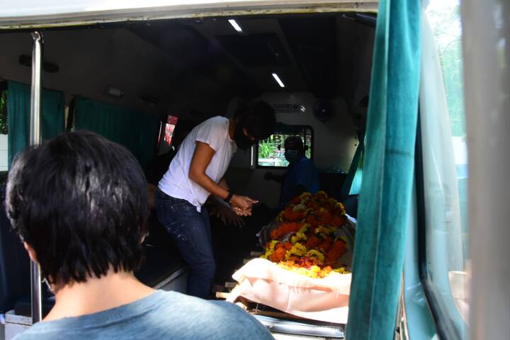 इस मुश्किल वक्त में मंदिरा पूरी तरह से टूट गई हैं और खुद को संभालना उनके लिए काफी मुश्किल हो रहा है. (Photo Credit- Manav Manglani)