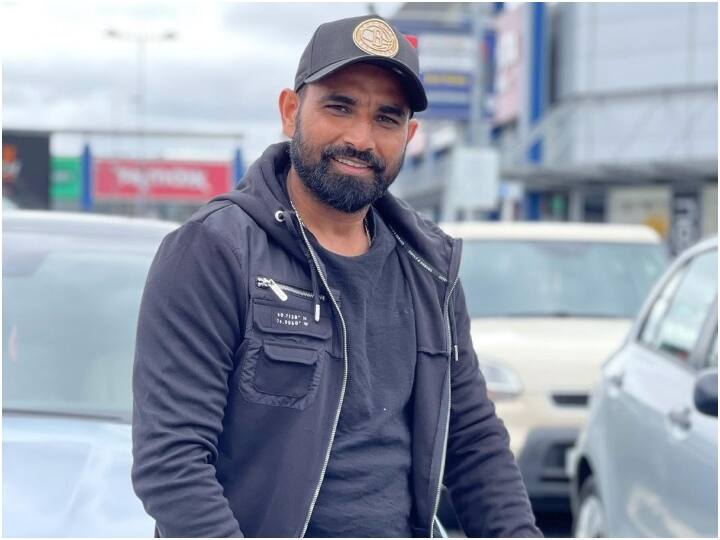 तेज़ गेंदबाज़ मोहम्मद शमी ने कार के साथ खड़े हो कर पोज किया. इस फोटो में शमी काफी स्टाइलिश नजर आ रहे हैं. उन्होंने भी अपने इंस्टाग्राम पर इस फोटो को शेयर किया.