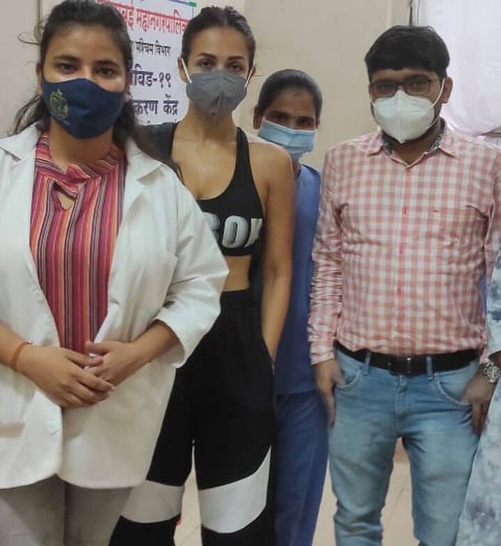 मलायकाने लसीचा पहिला डोस हा एप्रिलमध्ये घेतला होता. त्यावेळीही तिने फ्रन्टलाईन वर्कर्सचे आभार मानले होते. (photo courtesy : @malaikaaroraofficial instagram)