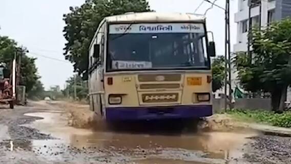 Vadodara: આ નપાની હદમાં આવેલા રોડ પરના ખાડા તોડી રહ્યાં છે રાહદારીઓની કમર, સ્થાનિકોએ શું કરી માંગ?