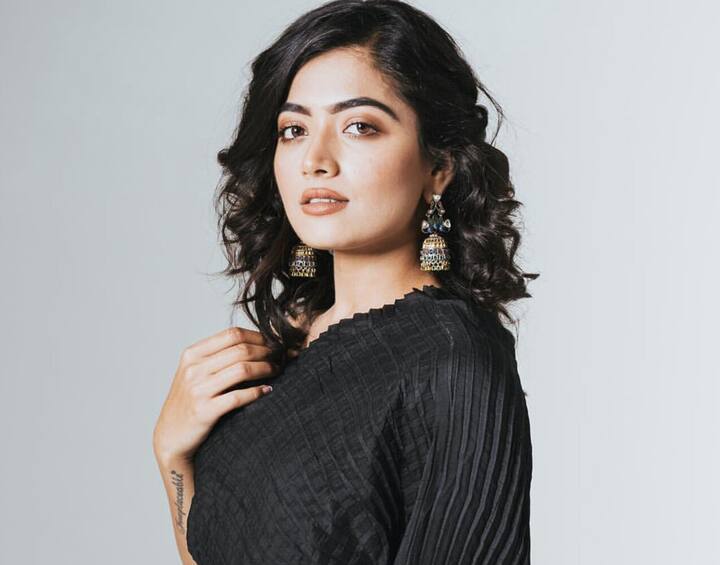 కన్నడలో కెరీర్ మొదలుపెట్టినప్పటికీ.. తెలుగునాట తన సత్తా చాటుతోంది. 'ఛలో', 'గీత గోవిందం', 'సరిలేరు నీకెవ్వరు', 'భీష్మ' ఇలా వరుస హిట్స్ తో దూసుకుపోతుంది. ఇప్పుడు అల్లు అర్జున్ తో కలిసి 'పుష్ప' సినిమాలో నటిస్తోంది. ఎన్ని అవకాశాలు వచ్చినా.. ప్రతీ చిత్రాన్ని చాలా జాగ్రత్తగా ఎంపిక చేసుకుంటుంది రష్మిక. వేగంగా ఎదిగి.. వెంటనే పడిపోకూడదని.. అందుకే కథల విషయంలో చాలా పర్టిక్యులర్ గా ఉంటానని చెబుతోంది. 