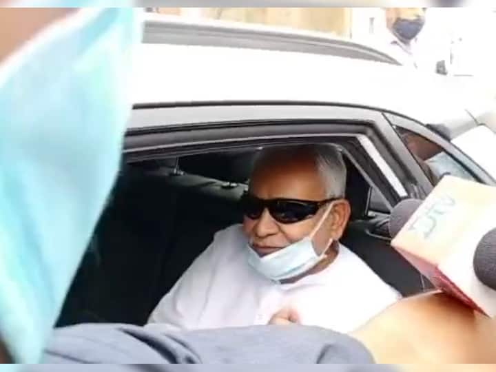 Bihar Politics: पटना पहुंचे CM नीतीश कुमार, आंखों का ऑपरेशन कराने के लिए गए थे दिल्ली