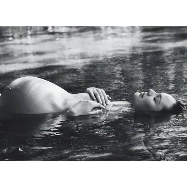 Candice Swanepoel- पानी में आराम फरमाती और बेबी बंप फ्लॉन्ट करती Candice Swanepoel.