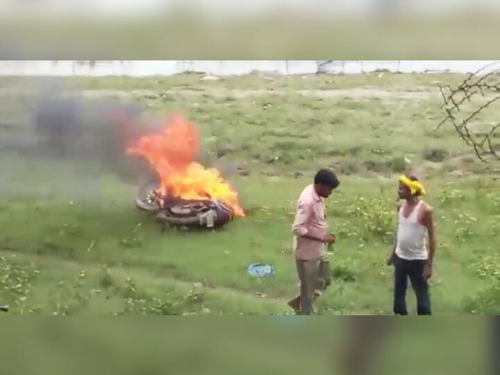 Son in law shows high voltage drama and burnt bike in hajipur after dispute with his wife ann हाजीपुरः ससुराल में दामाद का दिखा हाई वोल्टेज ड्रामा, पत्नी से हुआ विवाद तो बाइक में लगा दी आग