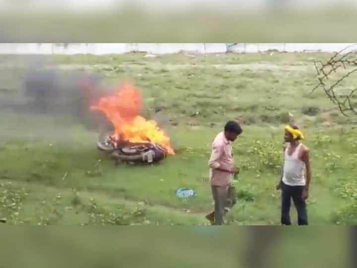 हाजीपुरः ससुराल में दामाद का दिखा हाई वोल्टेज ड्रामा, पत्नी से हुआ विवाद तो बाइक में लगा दी आग