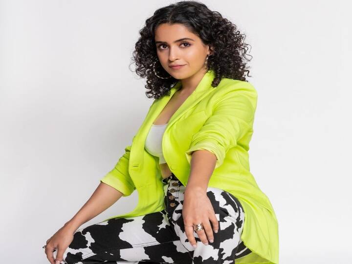 டெல்லியில் பிறந்து படித்த சான்யா மல்ஹோத்ரா , வேலைக்காக தற்பொழுது மும்பையில் குடியேறியுள்ளார்