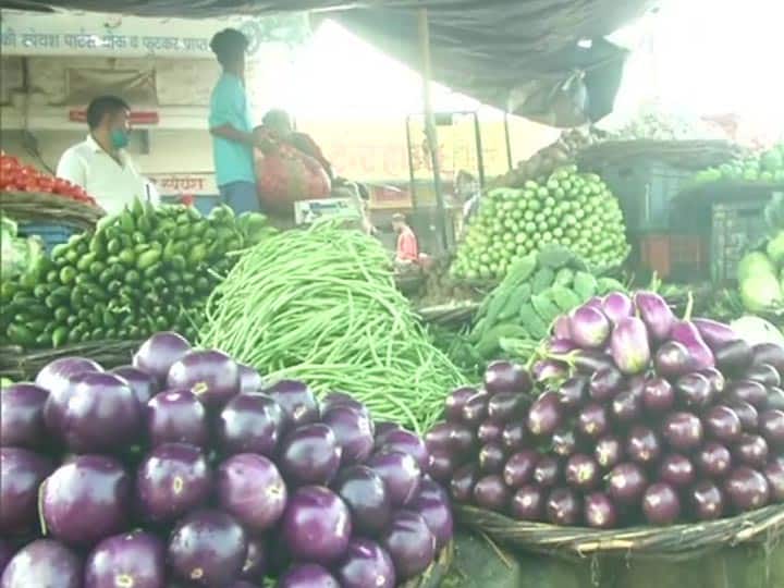 Price Hike of Vegetables in Uttar Pradesh due to Rain Varanasi Uttar Pradesh बारिश के चलते उत्तर प्रदेश में महंगी हुई सब्जियां, पानी के वजह से हुईं खराब