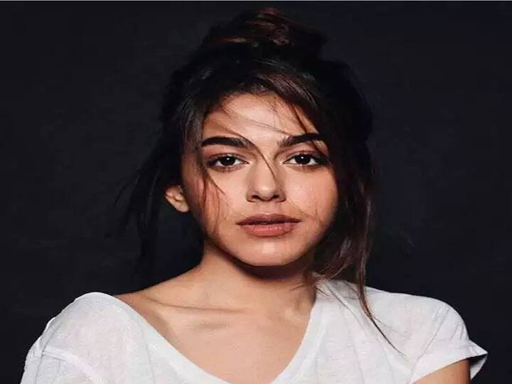 शानदार फोटो और स्टाइलिश आउटफिट के अलावा फैन्स को अलाया की मोहक मुस्कान भी बेहद पसंद है. उनका इंस्टाग्राम चुलबुली तस्वीरों से भरा हुआ है.
