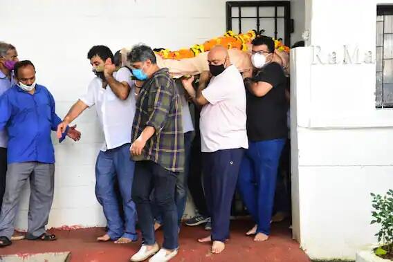 Mandira Bedi Husband Raj Kaushal Death : બૉલીવુડ એક્ટ્રેસ મંદિરા બેદીના પતિ રાજ કૌશલનુ આજે સવારે હ્રદય રોગના હુમલાના કારણે નિધન થઇ ગયુ છે. પતિના અંતિમ સંસ્કારમાં સામેલ મંદિરા બેદીની દર્દનાક તસવીરો સામે આવી છે. ખુદને એક્ટ્રેસ નથી સંભાળી શકતી. રાજ કૌશલના મોતથી આખા પરિવાર અને આખી ફિલ્મ ઇન્ડસ્ટ્રીમાં શોકનુ મોજુ ફરી વળ્યુ છે. રાજ કૌશલની અચાનક વિદાયથી પત્ની મંદિરા બેદી તુટી ગઇ છે. (Photo Credit- Manav Manglani)