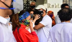 પતિના મોતથી તૂટી ગઇ મંદિરા બેદી, ભીની આંખે આપી વિદાય, જુઓ અંતિમ વિદાયની હૃદયદ્રાવક તસવીરો