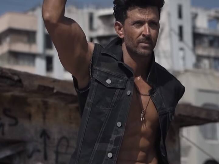 अभिनेता हृतिक रोशन (Hrithik Roshan) खराखुरा बॉलिवूडचा ग्रीक गॉड आहे, असं म्हटलं तर वावगं ठरणार नाही. वयाच्या 47 वर्षीही त्याचा फिटनेस तरुणांना लाजवेल असा आहे. (photo courtesy : @hrxbrand instagram)