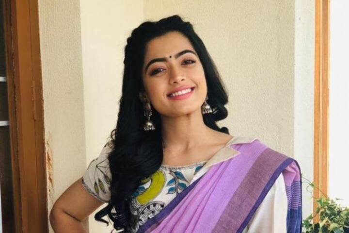 రష్మిక వేలికి ఓ ఉంగరం ఉంటుంది. చాలా సినిమాల్లో కూడా అది పెట్టుకొనే కనిపించింది. ఆ రింగ్ ప్రత్యేకత ఏంటని గతంలో ఆమెని ప్రశ్నిస్తే.. అది తన అభిమానుల నుండి గిఫ్ట్ గా వచ్చిందని.. చాలా స్పెషల్ గా చూసుకుంటానని.. ఎప్పుడూ తనతోనే ఉంటుందని చెప్పింది. 