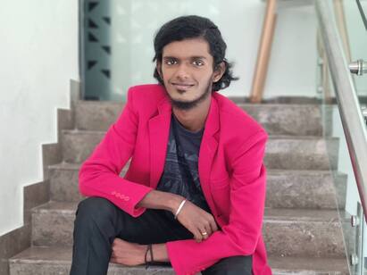 கலக்கபோவது யாரூ சீசன் 6 இல் ஸ்டாண்ட் அப் காமெடியனாக தனது வாழ்க்கையைத் தொடங்கினார்