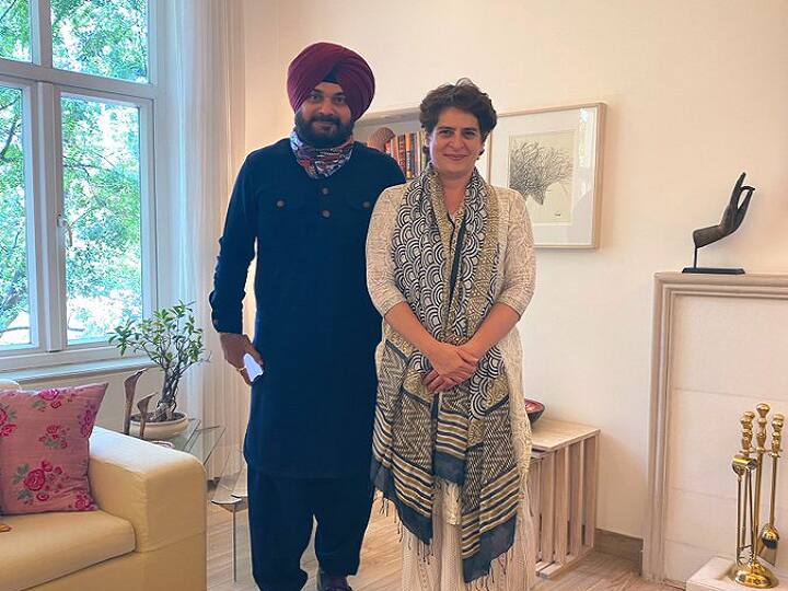 Punjab Congress leader Navjot Singh Sidhu met party leader Priyanka Gandhi Vadra at her residence प्रियंका गांधी से नवजोत सिंह सिद्धू ने की मुलाकात, क्या सुलझेगा पंजाब कांग्रेस का विवाद?