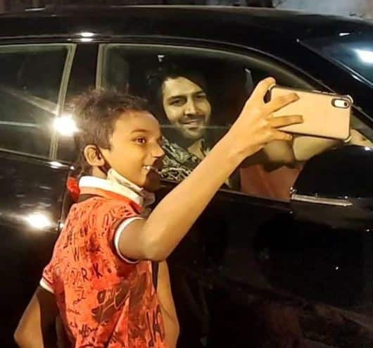 Kartik Aaryan Stops His Car To Click Selfie With A Young Fan, PIC Goes Viral Kartik Aaryan Stops His Car To Click Selfie With A Young Fan, PIC Goes Viral