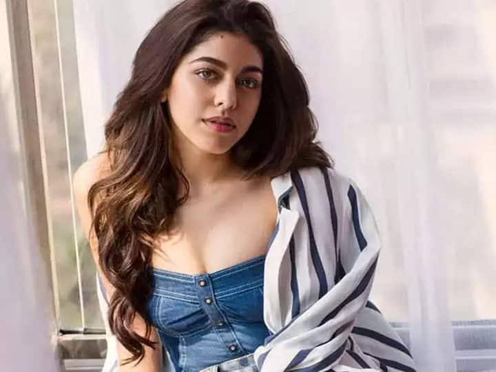 अलाया अपने आप को फिट रखने के लिए बहुत मेहनत भी करती हैं. इंस्टाग्राम पर उनकी खूबसूरत तस्वीरें इसका सबूत हैं. अपने सुपर-स्टाइलिश आउटफिट को फ्लॉन्ट करते हुए वह ठीक से जानती है कि कैमरे के लिए कैसे पोज़ देना है. उनका शानदार मेकअप और आंखें उनकी तस्वीरों को पूरक बनाती हैं.