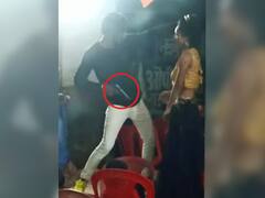 बिहारः तिलक में बार-बालाओं ने जमकर लगाए ठुमके, पिस्टल के साथ रात भर होता रहा मनोरंजन