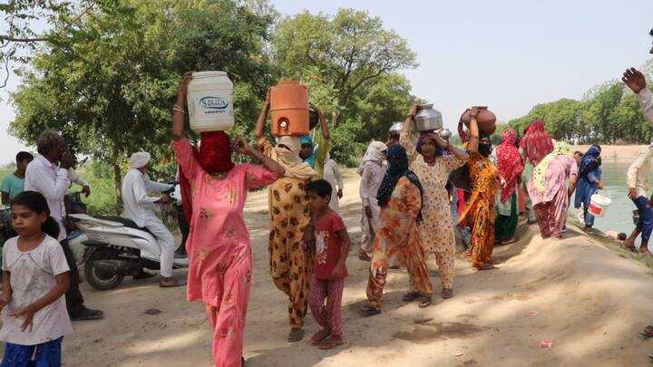 ਸੰਗਰੂਰ: ਪੰਜਾਬ ਵਿੱਚ ਇੱਕ ਐਸਾ ਪਿੰਡ ਵੀ ਹੈ ਜਿੱਥੇ ਲੋਕ ਪਾਣੀ ਦੀ ਤਲਾਸ਼ ਲਈ ਸਵੇਰੇ ਆਪਣੇ ਘਰੋਂ ਨਿਕਲਦੇ ਹਨ ਅਤੇ 1 ਕਿਲੋਮੀਟਰ ਦੂਰ ਜਾ ਕੇ ਉਨ੍ਹਾਂ ਦੀ ਪਾਣੀ ਦੀ ਪਿਆਸ ਬੁੱਝਦੀ ਹੈ।