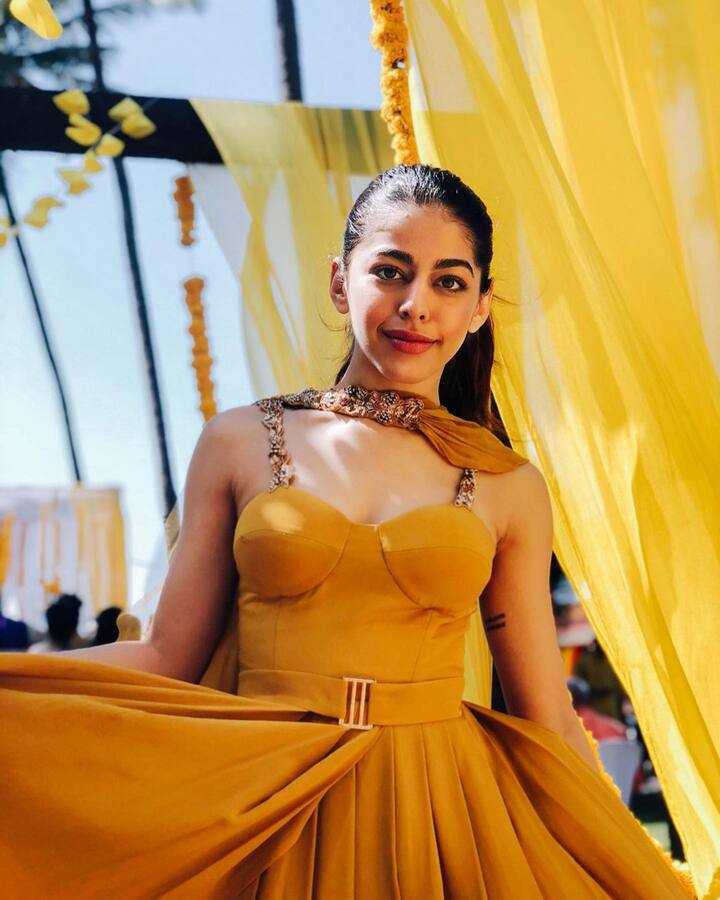 अलायाने तिचा जबरदस्त लूक आणि अभिनयाने चित्रपटाच्या ट्रेलरमधूनच सर्वांचे लक्ष वेधून घेतले. पूजा बेदीची मुलगी अलाया कदाचित पडद्यावरील नवीन चेहरा असेल पण ती आधीच सोशल मीडिया व्हायरल होती. याचा पुरावा म्हणजे तिचे स्टाइलिश फोटो जे तिने आपल्या सोशल मीडिया अकाउंटवर शेअर केले आहेत. त्याला चाहत्यांकडून खूप प्रतिसाद मिळाला.(photo courtesy : @alayaf instagram)