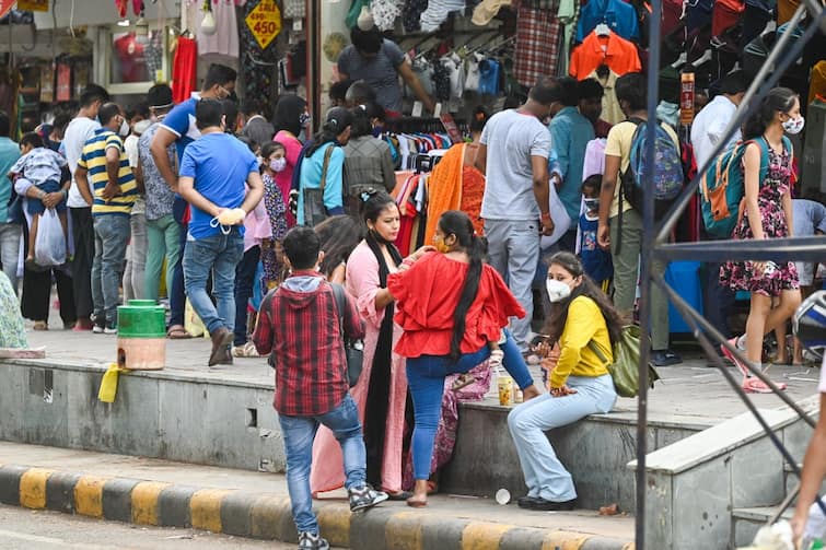 दिल्ली: कोरोना नियमों के उल्लंघन के चलते तिलक नगर बाजार बंद, जारी है सख्ती
