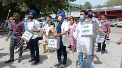 ਡਾਕਟਰਾਂ ਦਾ ਪੇਅ ਕਮਿਸ਼ਨ ਖਿਲਾਫ ਅਨੌਖਾ ਪ੍ਰਦਰਸ਼ਨ, ਖਜ਼ਾਨਾ ਮੰਤਰੀ ਦੀ ਅਰਥੀ ਫੂਕ ਚੁਗੇ ਫੁੱਲ