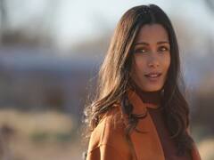 Actress Freida Pinto pics : இரவில் வந்தது சந்திரனா என் அழகே வந்தது உன் முகம்தான் - ஃப்ரீடா பிண்டோ