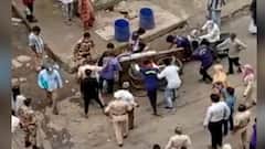 Mira Bhayandar मनपा अधिकाऱ्यांची अजब दादागिरी ; वाद घालणाऱ्या फेरीवाल्याचं सामान रस्त्यावर फेकलं