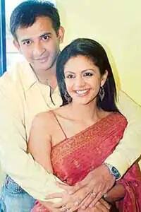 મંદિરાએ 14 ફેબ્રુઆરી 1999ના દિવસે રાજ કૌશલ સાથે લગ્ન કરી લીધા હતા. ખરેખરમાં મંદિરાના માતા-પિતા તેના લગ્ન એક ફિલ્મ નિર્દેશક સાથે કરાવવા માંગતા હતા. પરંતુ બન્નેના પ્રેમની આગળ કોઇનુ ના ચાલ્યુ.