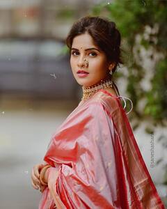 PHOTO : नाकात नथ, डोळ्यावर बट... अभिनेत्री अमृता देशमुखचं पैठणीत खुललं सौंदर्य