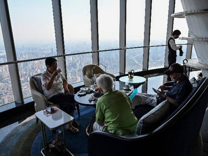 உயரமான இந்தக்கட்டிடத்தின் 128 மாடியில் இந்த ஹோட்டல் அமைந்துள்ளது