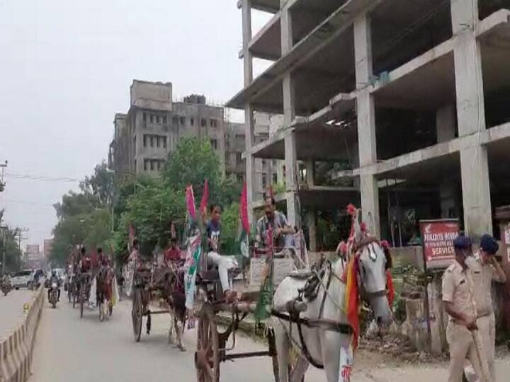 Bihar: Unique protest of JAP workers against the price of petrol and diesel ANN पेट्रोल-डीजल के दाम के खिलाफ जाप का अनोखा प्रदर्शन, तांगे पर बाइक रखकर निकाली रैली