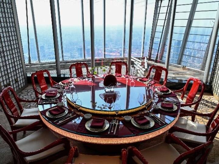 இந்த ஹோட்டலில் இருந்து உலகத்தை பார்த்தால் வானத்தில் வசிப்பதை போல இருக்கிறது