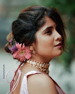 PHOTO : नाकात नथ, डोळ्यावर बट... अभिनेत्री अमृता देशमुखचं पैठणीत खुललं सौंदर्य