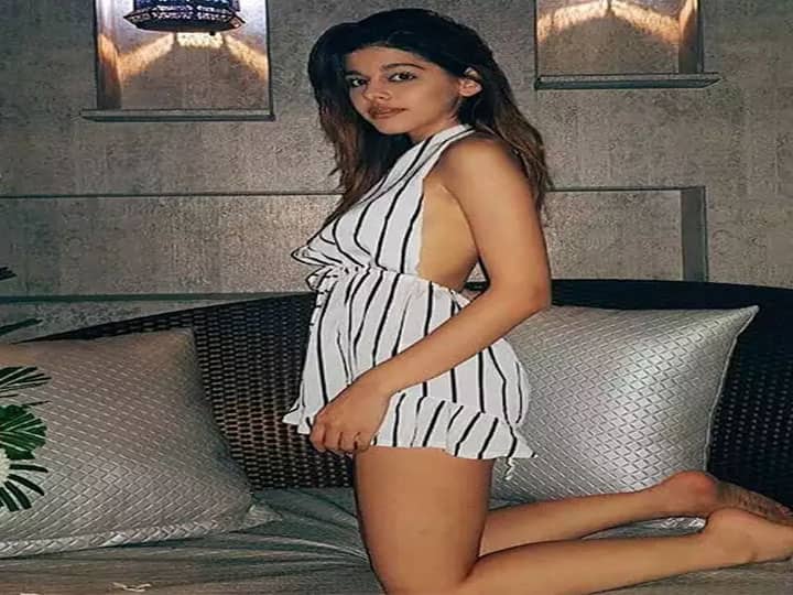 अलाया ने फिल्म के ट्रेलर से ही अपने शानदार लुक और अभिनय से सभी का ध्यान अपनी ओर खींचा था. पूजा बेदी की बेटी अलाया एफ भले ही परदे पर एक नया चेहरा हों लेकिन वह पहले से ही सोशल मीडिया पर छा गई थीं. इस बात का सबूत थी उनकी स्टाइलिश तस्वीरें जो उनके सोशल मीडिया उकॉउंड पर उन्होंने शेयर की थी और जिसे फैन्स का भरपूर प्यार मिला था.