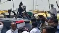 Ghazipur Border: Clash erupts b/w farmers & BJP workers over 'black flags'